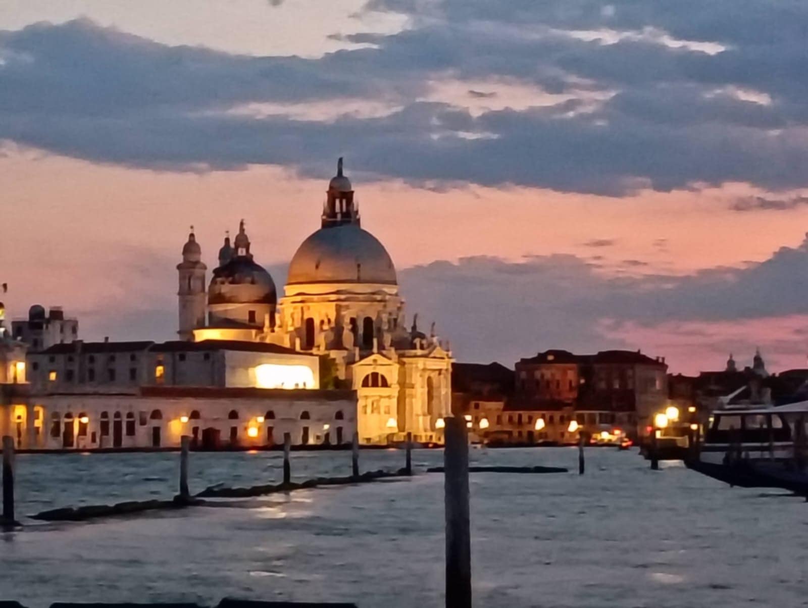 Venezia, Santa Maria della Salute e il Canal Grande al tramonto