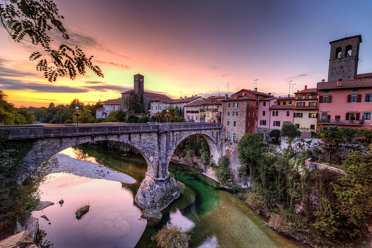 Il Ponte del Diavolo a Cividale del Friuli con la luce del tramonto